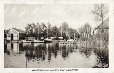 13420 Gezicht over het water op een kleine jachthaven met enkele zeilschepen te Oud-Loosdrecht (gemeente Loosdrecht). ...